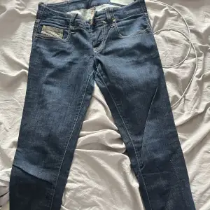 Ett par till diesel jeans som är för små