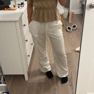 Linnebyxor från hm  - Ett par jättefina linnebyxor från hm som är slutsålda, säljer då jag själv inte får andväning av det längre. Vid frågor eller funderingar är det bara att höra av sig😁