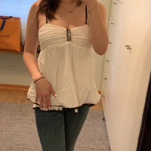 Gullig Topp - Säljer denna gulliga topp med flera lager och glitter detalj 💕Från koreanskt märke 동일레나운