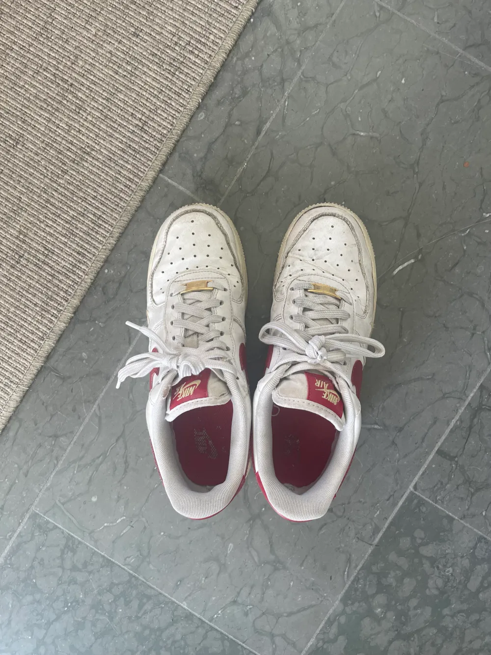 Vita sneakers från Nike med röd logga från Nike i storlek 39. . Skor.