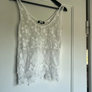 Spetslinne - Jättefint linne från Bikbok. Strl xs, men passar S.