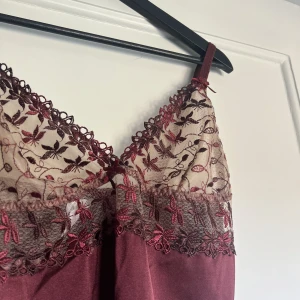 Spetslinne - Superfin vintage topp med spets/ nattlinne. Strl L, men passar M.