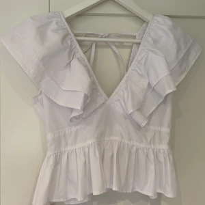Vit blus - Finaste vita blusen som tyvärr aldrig kommit till användning för mig 🤍 storlek m men passar även s. 