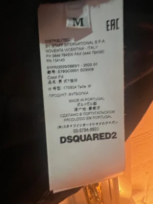 dsquared/ t-shirt  - säljer min äkta dsquared2 t-shirt säljer den för den har blivit för liten den är knappt använd heller buda på tröjan