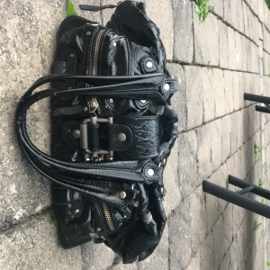 Calvin Klein väska - Jättesnygg väska från Calvin Klein jeans, Är min mammas gamla så  finns inte att köpa längre! Skriv för fler bilder eller andra frågor!💗💗