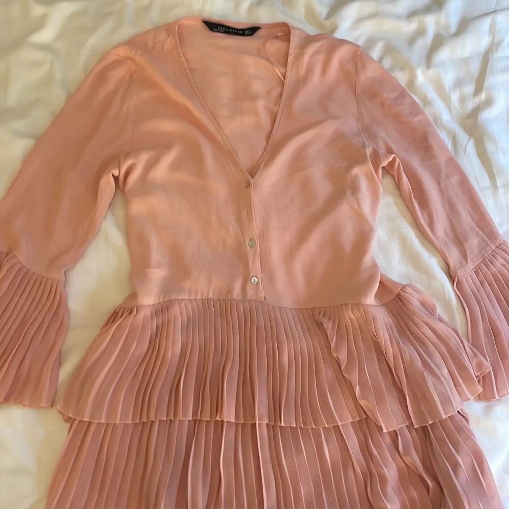 Rosa zara klänning 💓 köpt för 399kr. Klänningar.