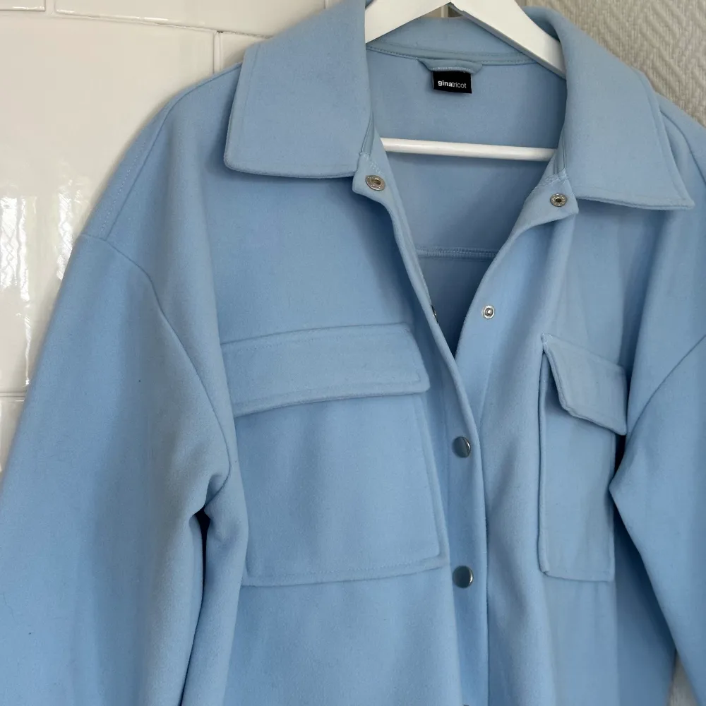 Jättefin skjort-jacka från Gina, endast använd 2-3 gånger. Mjukt material och perfekt som en jacka nu på sommaren/hösten 🩵. Jackor.