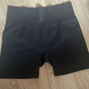 Träningsshorts - Tärningshorts/cykelbyxor. Storlek är 40/42 men skulle säga att dom är lite mindre. För mig satt dom tajt vid låren så passar nog bättre på lite smalare lår.