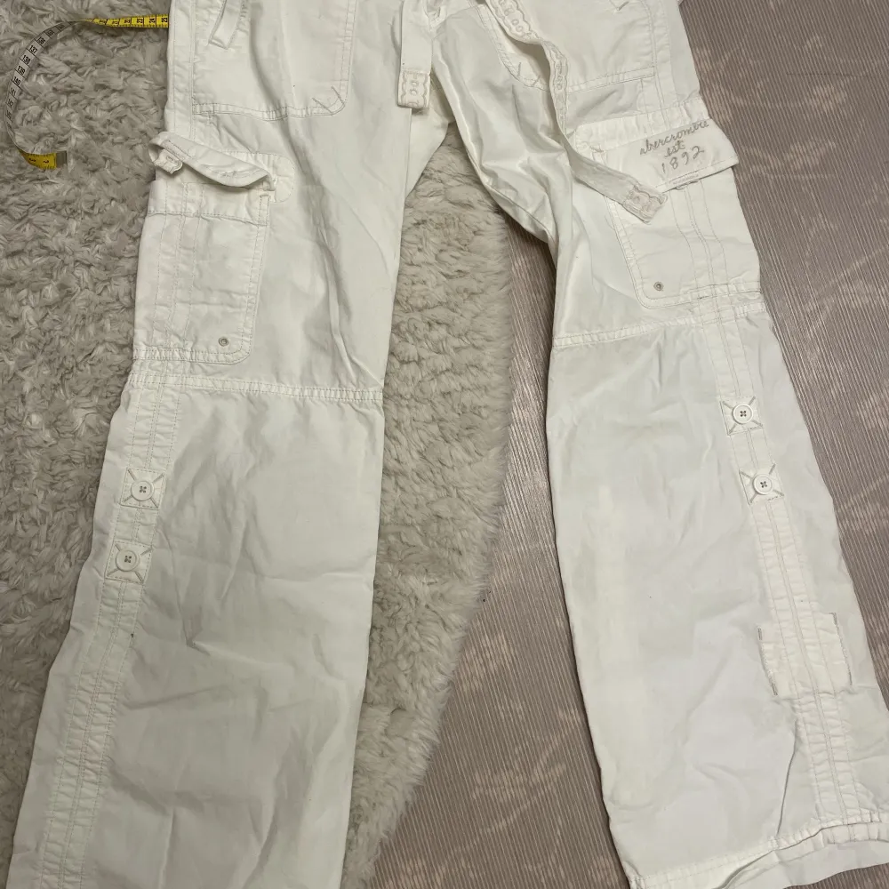 Bekväma vita cargos som inte är genomskinliga 😊de är använda Max 2 gånger och ser nya ut 💗 skriv om fler frågor . Jeans & Byxor.
