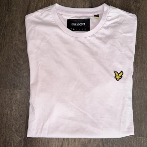 T-shirt  - Helt ny och oanvänd T-shirt från Lyle & Scott.   Rensar ur min garderob från en hel del oanvända kläder🌼 Kika och se om du ser något mer i min profil som du gillar så skickar jag med det till dig också!😊 Fler kläder kommer! 