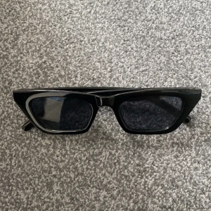 Solglasögon  - Solglasögon från Shein. Nästan oanvända.