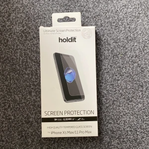 Skärm skydd  - Skärm skydd till iPhone Xs max/ 11 pro max från holdit. Säljer då det inte passar min mobil. Kartongen är lite smutsig men innehållet är orört. 