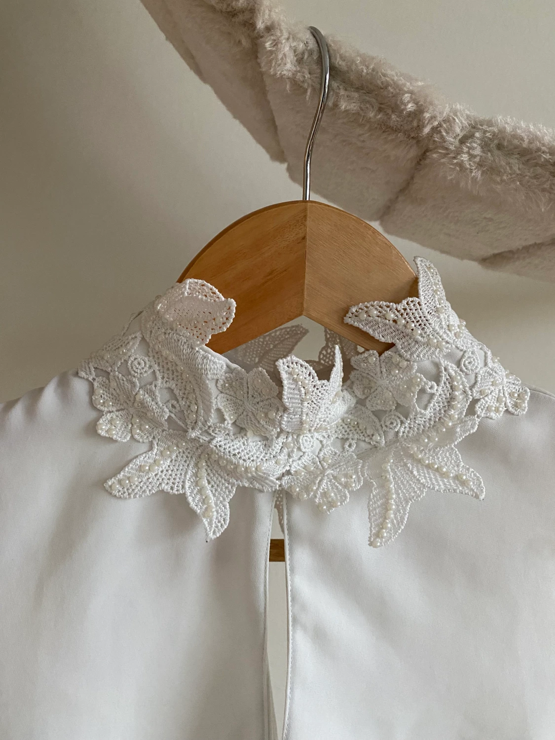 Vitt linne med pärlkrage