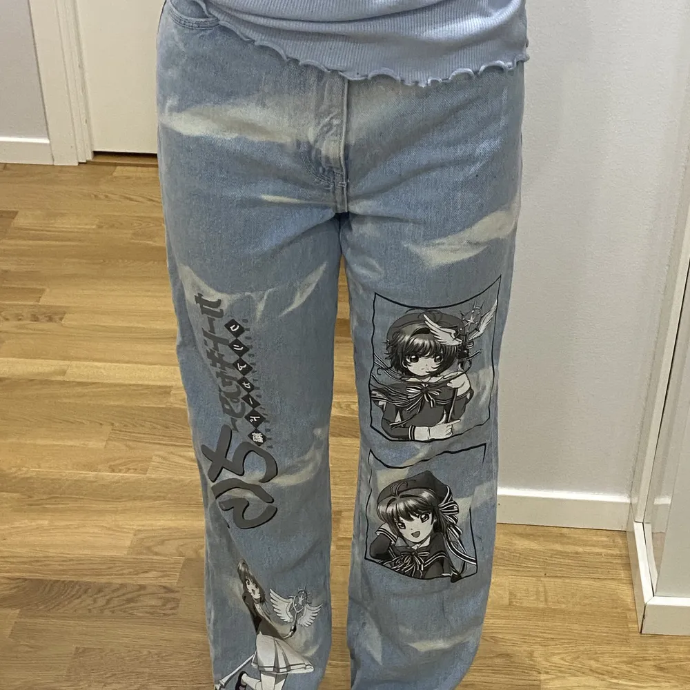 Ljusa sakura jeans köpta från bershka för 500kr, använda få gånger men i bra skick :). Jeans & Byxor.