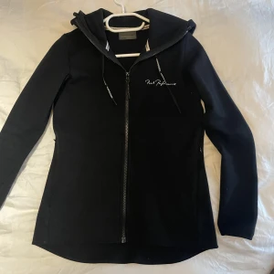 Peak performance kofta  - Svart peak performance kofta i storlek xs. Nypris ca 1400kr