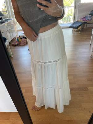 Jättefin lång vit kjol som tyvärr inte kommer till användning. Från HM❤️ köpt för 200 och säljs för 120kr + frakt💘