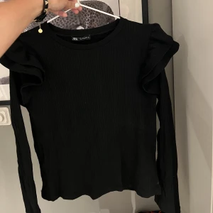 Stickad tröja Zara - Stickad tröja från Zara i storlek M. Knappt använd. Kan både posta och mötas upp och kan även skicka fler bilder om det önskas!💕