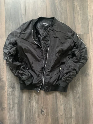 Bomberjacka från boohoo  - Storlek 