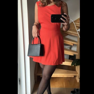 Klänning - Säljer denna superfina klänning som är perfekt nu till sommaren! Älskar att den är öppen i ryggen och värt att notera är att den är öppen på sidorna så ”sideboob” kan förekomma haha🫶🏻