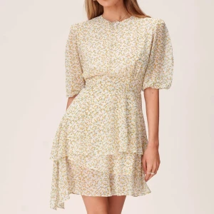 Klänning Adoore - Säljer klänningen ”Asymmetric Dress” från Adoore i färgen ”White lemon”, storlek 36. Använd fåtal gånger. Hittar inget att anmärka på utan den är som ny. 100% polyester🌸.
