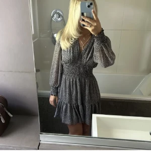 Zara klänning - Klänning från zara som aldrig använts, prislappen är ff kvar💗💗