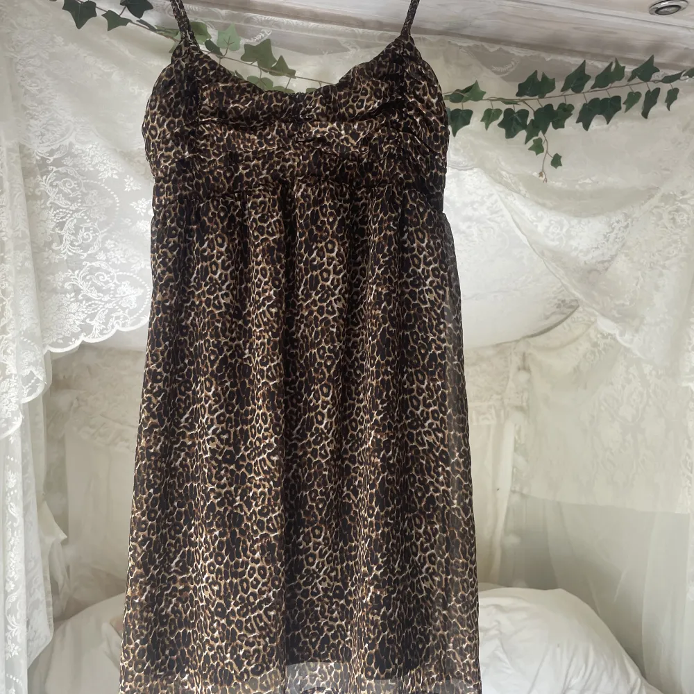 En liten kort leopard klänning som man kan ha som topp eller klänning. Köpt second hand men märket är Gina.💖🌸. Klänningar.