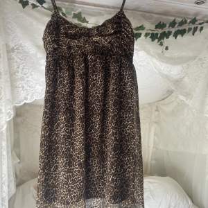 En liten kort leopard klänning som man kan ha som topp eller klänning. Köpt second hand men märket är Gina.💖🌸