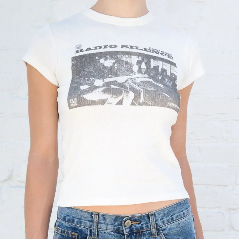 Jättesöt och populär tröja från Brandy Melville i jättefint skick!❤️ Skeiv för egna bilder!. T-shirts.