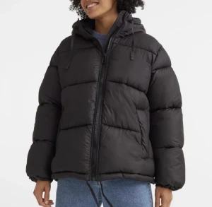 Vinterjacka  - Svart puffjacka från hm. Köpt förra vintern och är i gott skick🥰