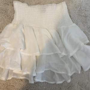 Kort söt vit kjol, syns inte igenom då de ör två lager 💕 trendig och fin, säljer för att jag inte använt den längre 