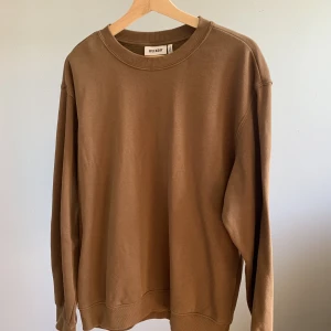 Weekday Sweatshirt - Säljer en weekday sweatshirt i nyskick!