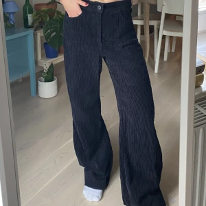 Manchesterbyxor  - Oversized byxa i Manchester från Weekday. Storlek 38. Inköpta second hand men i bra skick!