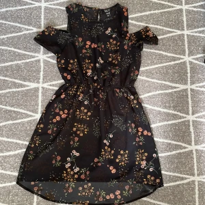 Söt klänning - Säljer denna klänningen som används ett fåtal gånger. Den är i stl 152-158.