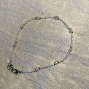 Fotlänk av pärlor!🫧 - Handgjord fotlänk med vitt och guld🌟