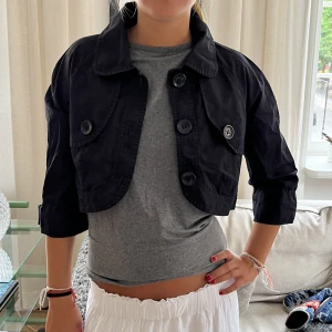 Jacka!  - Så snygg jacka/bolero som är jätte fin att ha över en snygg topp