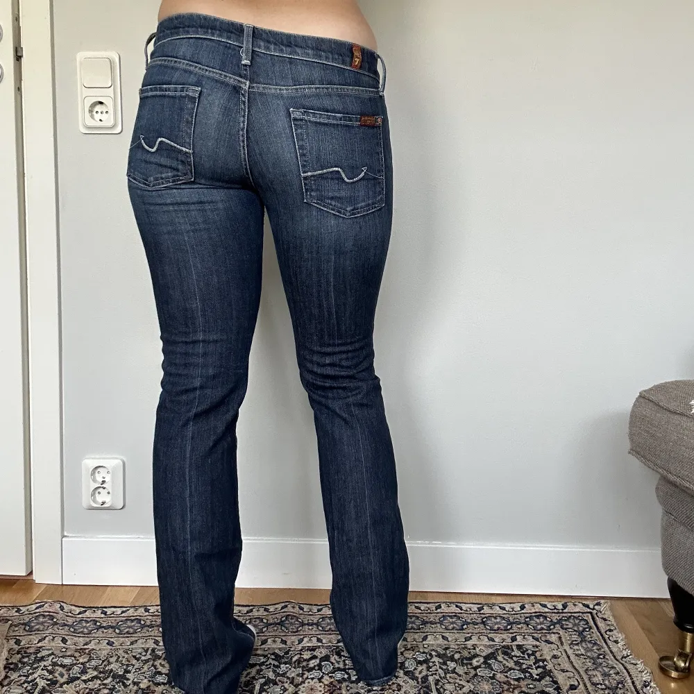 Assnygga lågmidjade jeans från märket 7 For All Mankind! Säljer då de tyvärr är för små för mig. Jag har vanligtvis waist 28/29 och är 170 cm. Skriv för fler bilder och mått❣️. Jeans & Byxor.