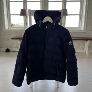 Gant Jacka  - Unisex Gant jacka.  Storlek 170, passar även smal 
