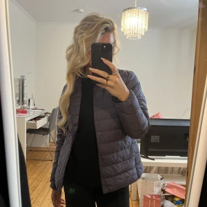 Dunjacka  - Dunjacka från uniqlo! Strl M men sitter mer som en S. 