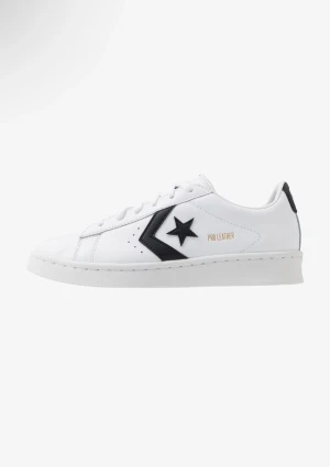 Convers sneakers - Säljer dessa jättefina vita convers sneakers då de är för små. Använda ett fåtal gånger och ursprungspriset är 699! (Obs inte Egan bilder)💘👟👟👟Skorna är ganska små i storleken och passar troligtvis någon med 38 eller också.