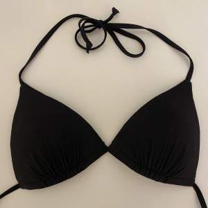 Säljer nu en svart bikini topp från H&M använd ca 1-2 ggr.👙 20kr + frakt (kan diskuteras)✨