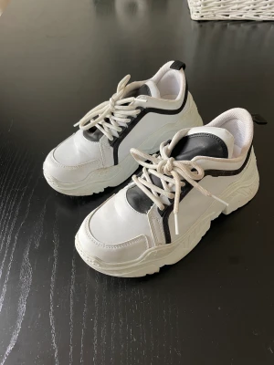 Sneakers från Nelly - Endast använda ett par gånger, ser helt nya ut! Storlek 38