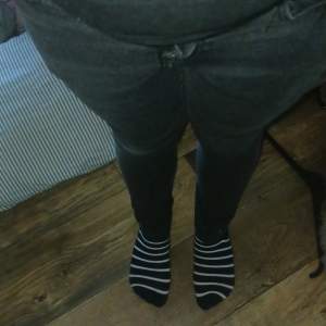 Ett par gråa, skinny jeans från lager 157