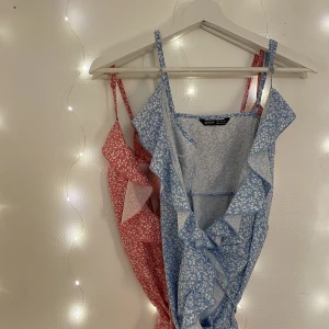 Klänningar - Säljer nu dessa två fina klänningar i oanvänt skick🩵🩷 60kr + frakt för båda (kan diskuteras)✨