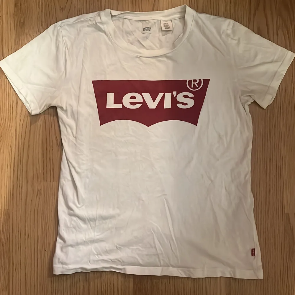Säljer min Levi's T-shirt då jag inte får användning av den längre. 😇💘äkta såklart!!. T-shirts.