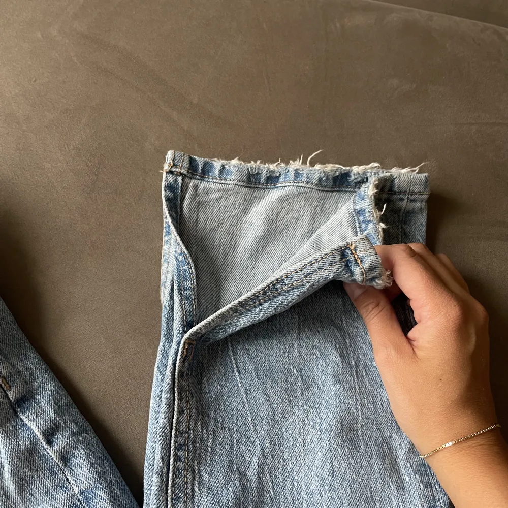 Ljusa jeans i en rakmodell med en slit, jeansen går under naveln på mig. Strl 34, för referens är jag 168 cm. Jeans & Byxor.
