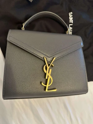 Ysl cassandra  - Helt ny väska värd 25 000kr i affär. Säljs för 20 000kr kvitto finns