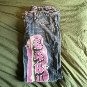 Y2k lågmidjade jeans - används ej men sitter sjukt bra, har bara haft på mig 2-3 gånger (2 gånger för prövning) 🫶🏼 står ”babygirl” på vänstra benet, inte riktigt min stil men kan va jättefint på andra🥰jättebra skick förutom längst ner på dem, kan skicka bild!