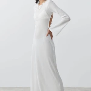 Maxi klänning med öppen rygg från Gina   - Jättefin vit klänning med öppen rygg. 💕ordinarie kostar den 599 men säljer för 3 299