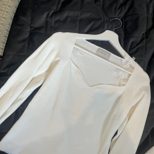 Tröja från neo noir  - Jättefin vit topp från neo noir 💕 får ingen användning av den så säljer den, 749 ordinarie men säljer den för 349 då jag använt den 2-3 gånger 💗💗