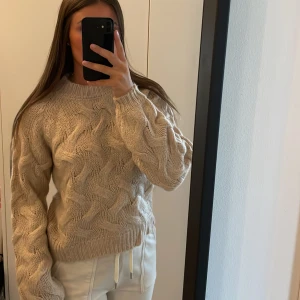 Stickad tröja - Fin stickad tröja i färgen beige. Strl xxs/xs, men skulle säga att den passar xs-s. Använd 1 gång
